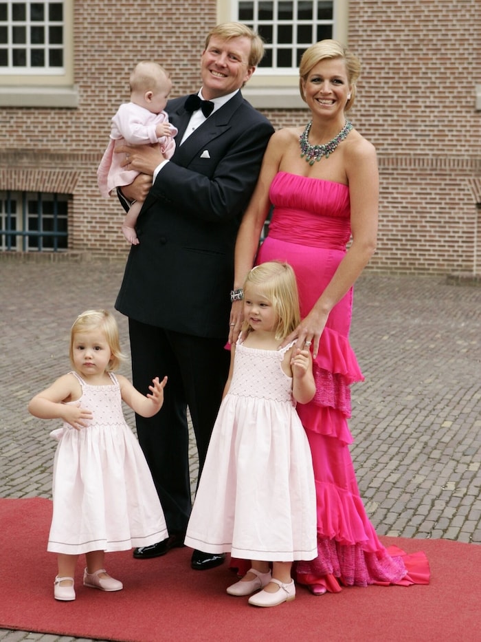 Damals noch kleine Mädchen: Ariane auf Papas Arm, Alexia zu seinen Füßen, Amalia an Máximas ...