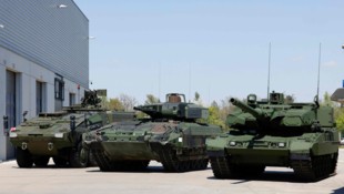 Im Bild: ein gepanzerter Mannschaftstransporter vom Typ „Boxer“, ein Schützenpanzer vom Typ ...