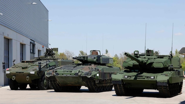 Im Bild: ein gepanzerter Mannschaftstransporter vom Typ „Boxer“, ein Schützenpanzer vom Typ ...