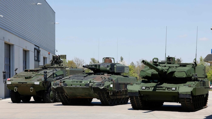 Im Bild: ein gepanzerter Mannschaftstransporter vom Typ „Boxer“, ein Schützenpanzer vom Typ ...