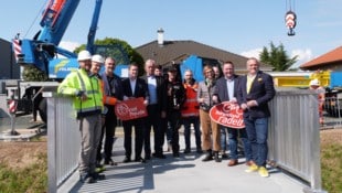 Eröffnung der nachhaltigen UHPC-Radwegbrücke in Lutzmannsburg: Dorner (3. v. li.) und Kainrath ...