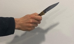 Ein 40-Jähriger soll einen 22-Jährigen mit einem Messer bedroht haben. (Symbolbild).