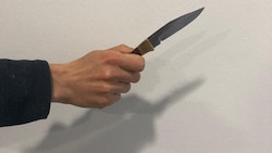 Ein 40-Jähriger soll einen 22-Jährigen mit einem Messer bedroht haben. (Symbolbild).