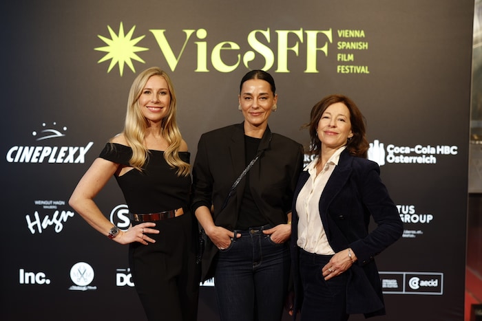 Großes Kino auf dem Roten Teppich: Nina Kraft, Edita Malovčić, Julia Cencig (v. li.).