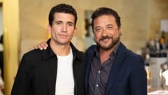 Die „Haus des Geldes“-Stars in Wien vereint: Jaime Lorente (li.) und Enrique Arce.