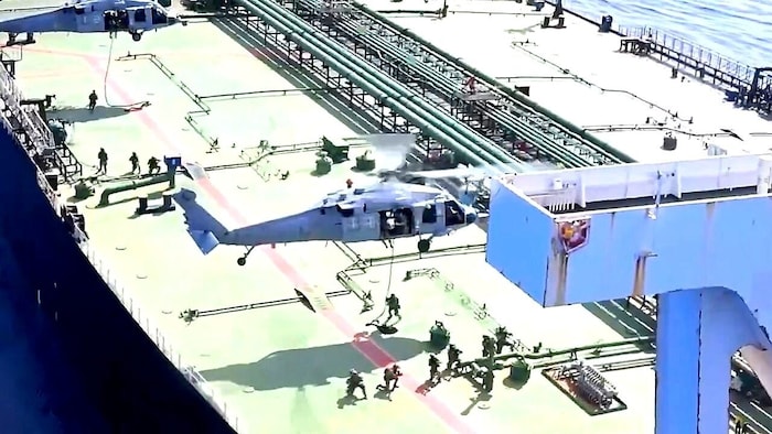 US-Einsatzkräfte seilten sich von Hubschraubern ab und gingen an Bord des Frachters.