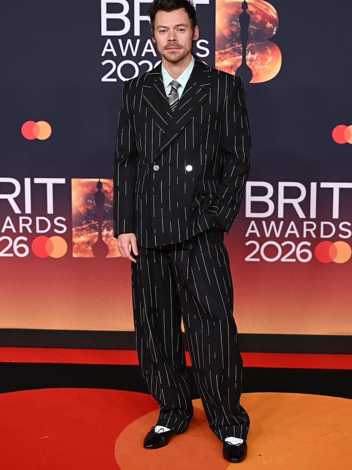 Er hat immer den gewissen Style: Harry Styles kann auch klassisch im Nadelstreifen-Anzug von ...
