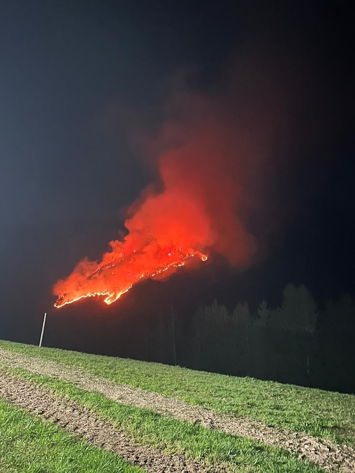 Die Feuersbrunst weitete sich über Nacht auf 35 Hektar aus.