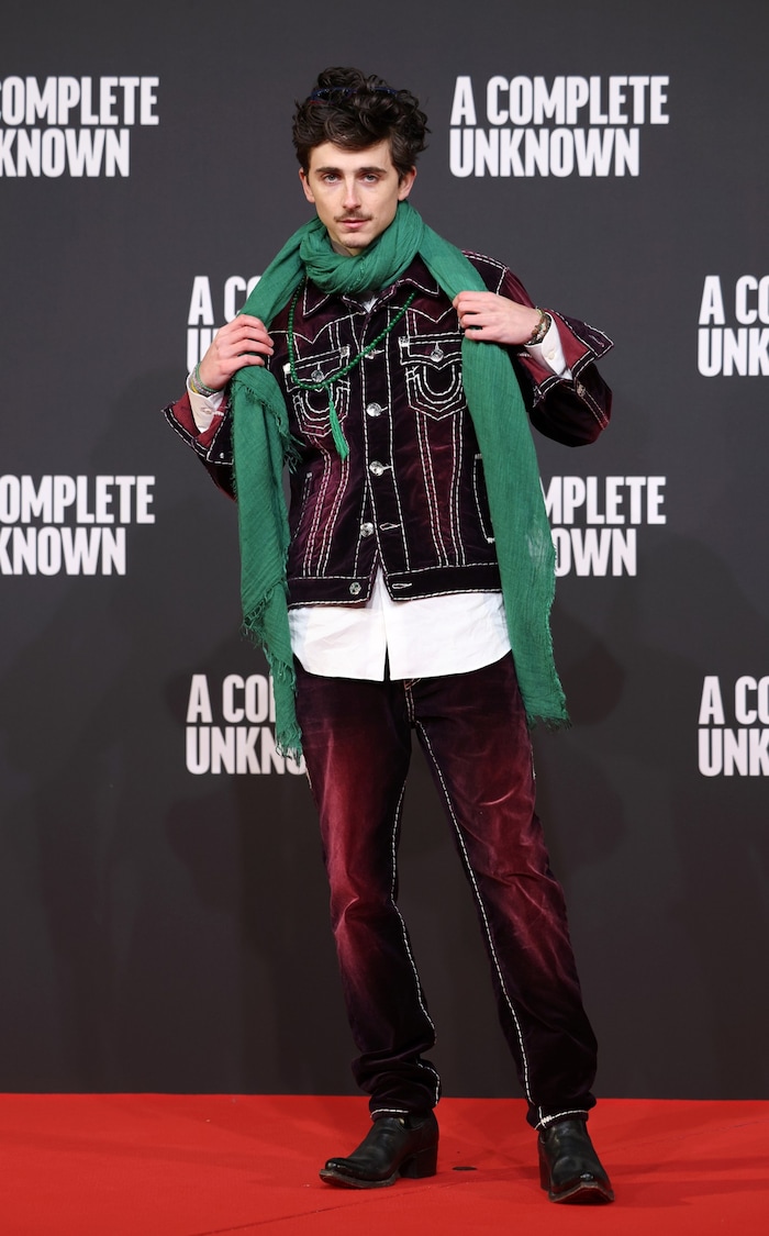 Chalamet kann aber auch lässig und retro im bordeaux-farbenen Samt-Outfit von True Religion mit ...