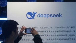 Deepseek hatte im Jänner des vergangenen Jahres seinen KI-Chatbot veröffentlicht und damit die ...