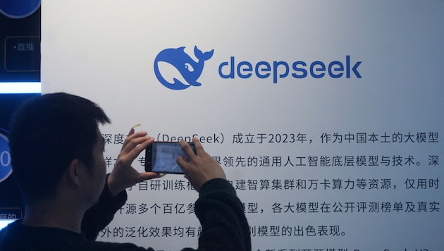 Deepseek hatte im Jänner des vergangenen Jahres seinen KI-Chatbot veröffentlicht und damit die ...