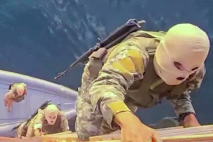 Iranische Staatsmedien veröffentlichten Bilder, die zeigen wie Bewaffnete die Epaminondas und ...