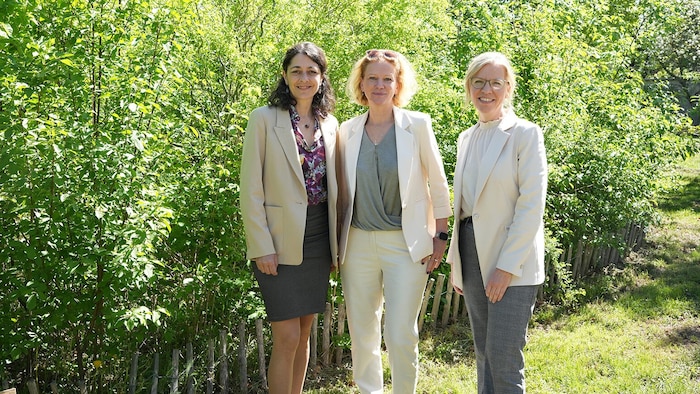Sandra Krautwaschl, Ruth Jaroschka und Leonore Gewessler (v. l.) vor dem „Tiny Forest“ des ...