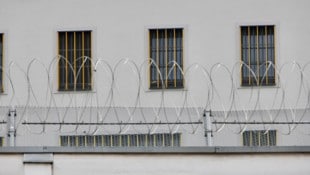 In der Justizanstalt Karlau wurde am Donnerstag ein Justizwachebeamter von einem Häftling ...