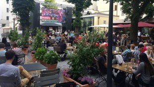Im Biergarten des Sternbräu (re.) bricht im Juni wieder das Fußballfieber aus.