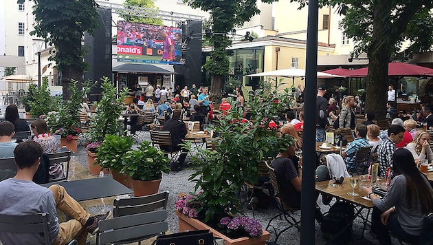 Im Biergarten des Sternbräu (re.) bricht im Juni wieder das Fußballfieber aus.