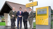 .Landesvize Udo Landbauer mit Weinburgs Bürgermeister Michael Strasser (2 . v. re.) und den ...