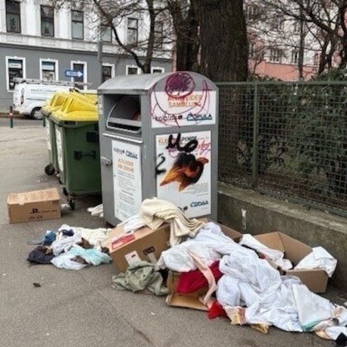 So sieht es vor den Container aus: Der Müll bleibt liegen, brauchbare Textilien wurden längst ...