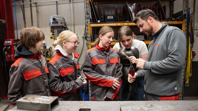 Die Schülerinnen konnten in den über 30 teilnehmenden Betrieben in spannende Berufsfelder ...