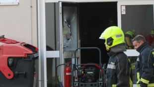 Der Brandsatz war durch die Eingangstür geschleudert worden.