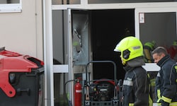 Der Brandsatz war durch die Eingangstür geschleudert worden.