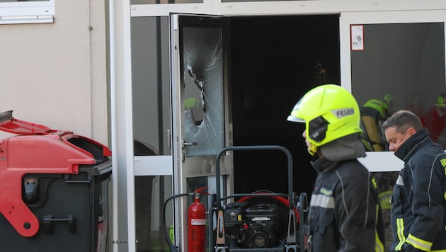 Der Brandsatz war durch die Eingangstür geschleudert worden.