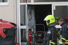 Der Brandsatz war durch die Eingangstür geschleudert worden.