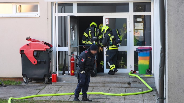 40 Feuerwehrleute löschten die Flammen im Inneren der Schule.