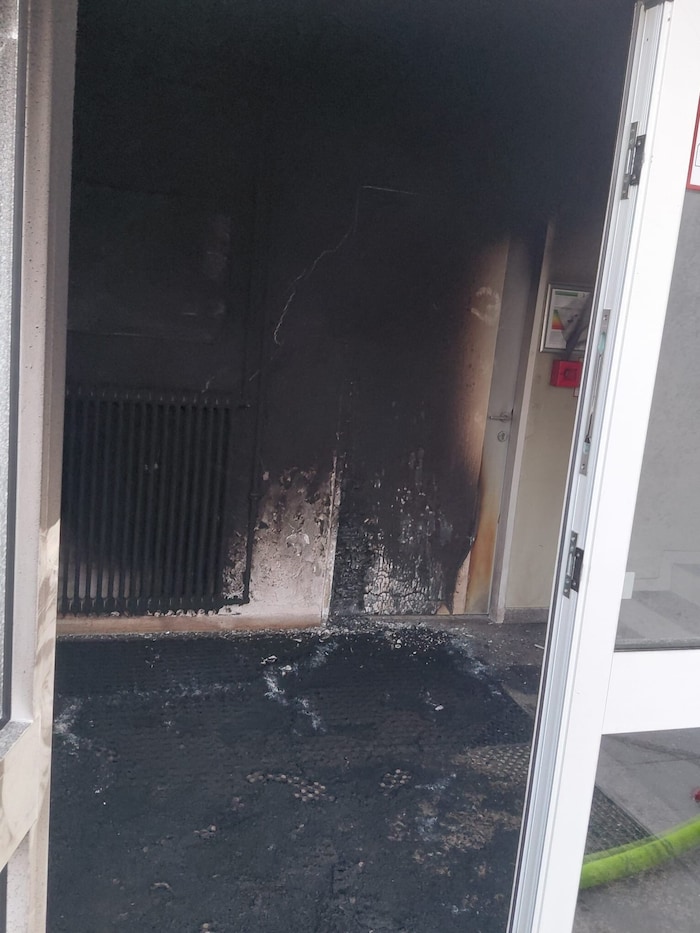 Wände, Böden und Inventar wurden stark verrußt.