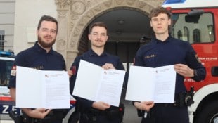 Die helfenden Polizisten wurden von der Feuerwehr geehrt.