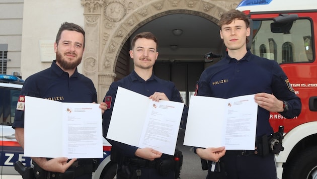 Die helfenden Polizisten wurden von der Feuerwehr geehrt.