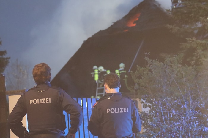 Die Polizisten waren rasch vor Ort, danach überließ man den Spezialisten der Feuerwehr den ...