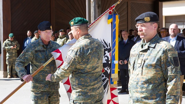 Konstantin Oberleitner (li.) wurde von Landesmilitärkommandant Georg Härtinger symbolisch die ...