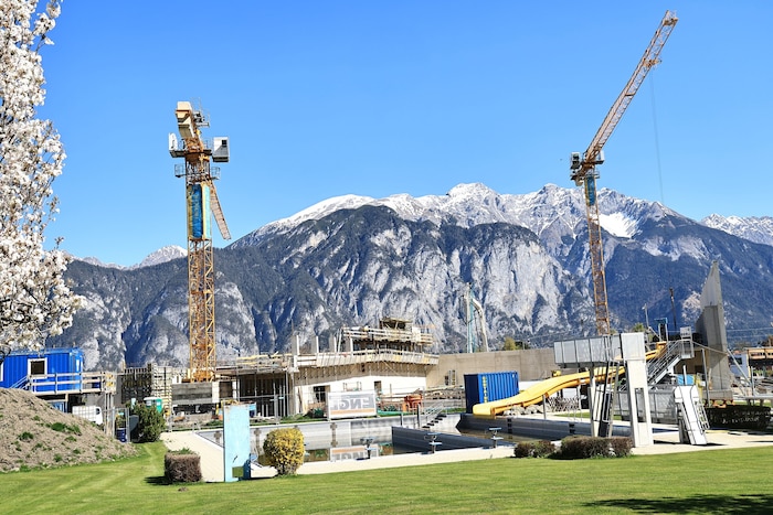 Der Neubau des Regionalbades in Axams schreitet rasch voran.