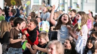 Die Fan-Clubs feuerten ihre Klassenkameraden bis zum Schluss lautstark an.