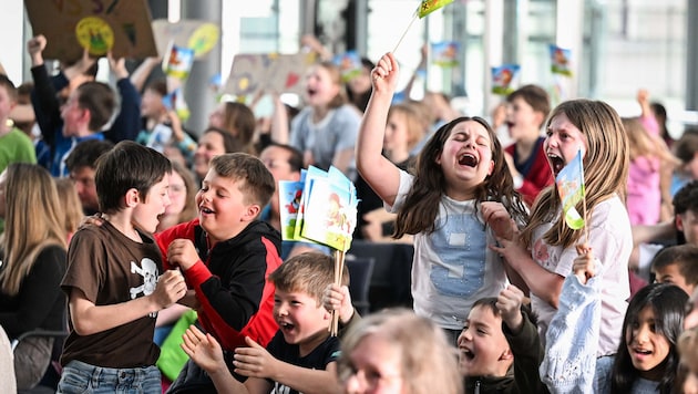 Die Fan-Clubs feuerten ihre Klassenkameraden bis zum Schluss lautstark an.