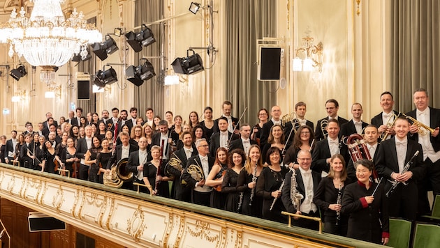 Chefdirigentin Mei-Ann Chen (1. Reihe ganz rechts) und das Orchester recreation im Grazer ...