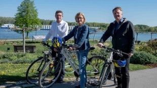 „Anradeln“: Tullns Bürgermeister Peter Eisenschenk, Mikl-Leitner und Duscher.