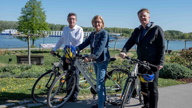 „Anradeln“: Tullns Bürgermeister Peter Eisenschenk, Mikl-Leitner und Duscher.