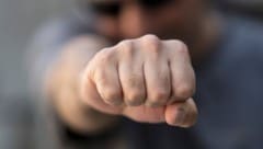Mit erhobener Faust soll der 19-Jährige auf eine Frau zugestürmt sein.