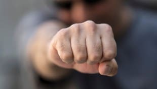 Mit erhobener Faust soll der 19-Jährige auf eine Frau zugestürmt sein.