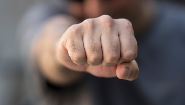 Mit erhobener Faust soll der 19-Jährige auf eine Frau zugestürmt sein.