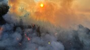 Diese Luftaufnahme aus einem Polizeihubschrauber verdeutlicht das Ausmaß des Waldbrandes.