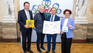 Hoteldirektor Michael Rupp (2. v. li.) und Engelbert Künig (2. v. re.), GF von Vivea Hotels, mit ...