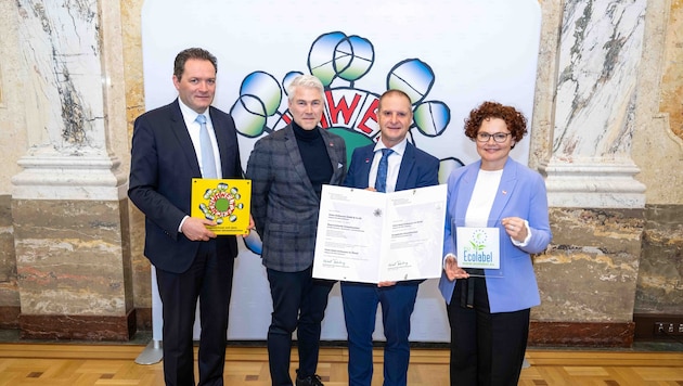 Hoteldirektor Michael Rupp (2. v. li.) und Engelbert Künig (2. v. re.), GF von Vivea Hotels, mit ...