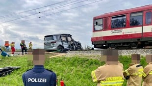 Der Kleinbus von Alexander Manninger wurde von der Bahngarnitur mitgeschleift.