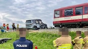 Der Kleinbus von Alexander Manninger wurde von der Bahngarnitur mitgeschleift.