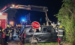 Den Einsatzkräften bot sich am Donnerstagabend in Atzenbrugg (NÖ) ein wahres Trümmerfeld.