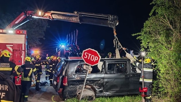 Den Einsatzkräften bot sich am Donnerstagabend in Atzenbrugg (NÖ) ein wahres Trümmerfeld.