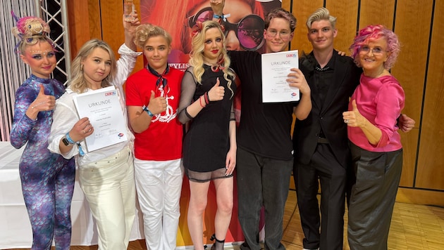 Die Leitner-Lehrlinge Valeriia (18, zweite von links) und Noah (17, Dritter von rechts) mit ...